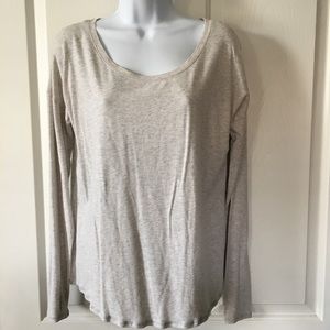 Under Armour Women’s Light Gray Top size L / XL